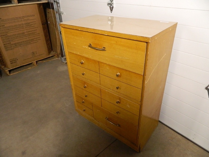 lot 142 image: Retro 4 Drawer Dresser