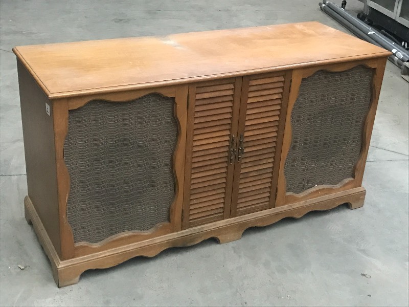 lot 6 image: Vintage The Voice Of Music Wooden...