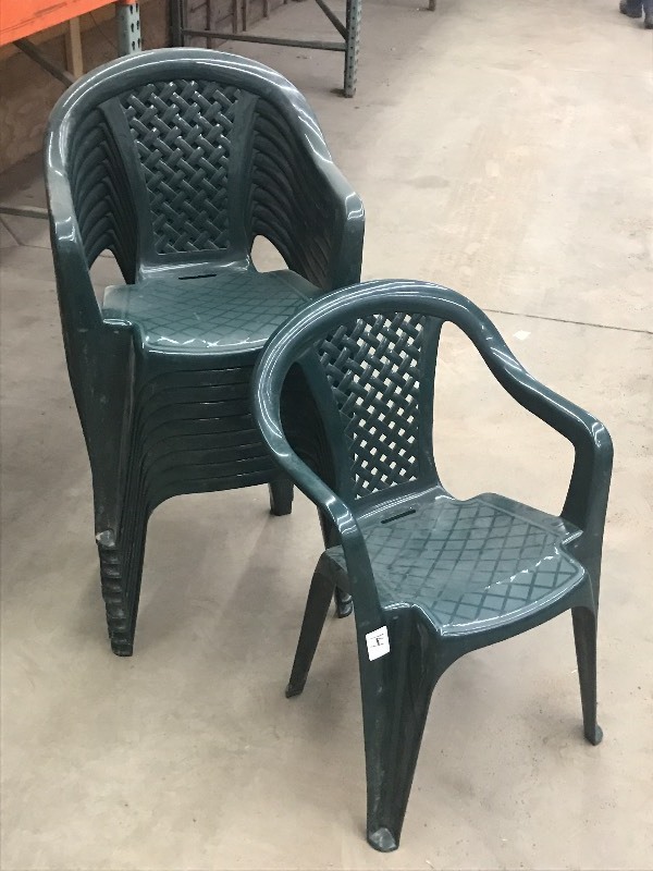 lot 14 image: Lot Of (10) Matching Stackable Plas...