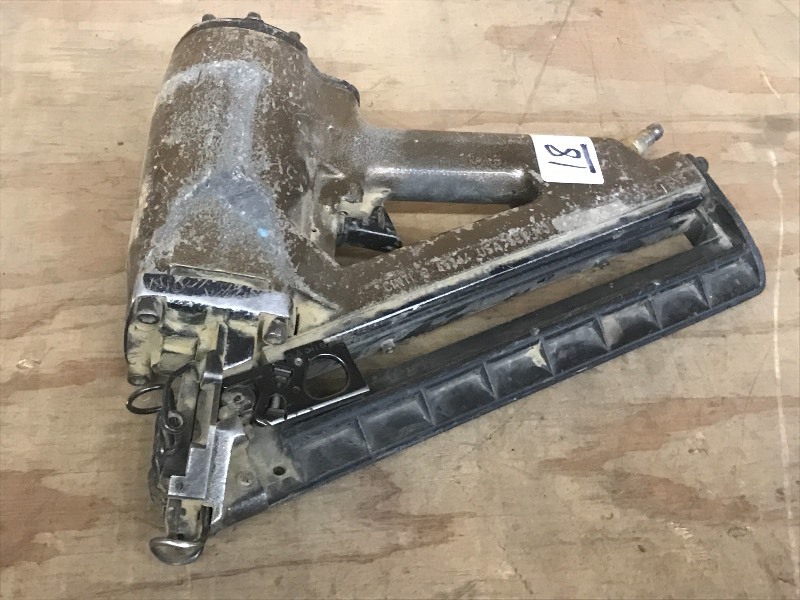 lot 18 image: Senco Pneumatic Framing Nailer ...