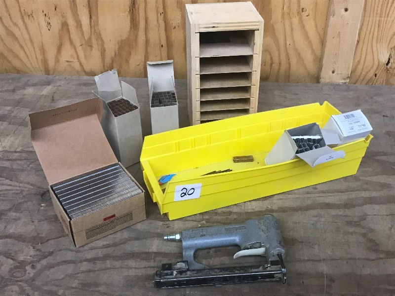 lot 20 image: Senco Pneumatic Stapler With Assort...