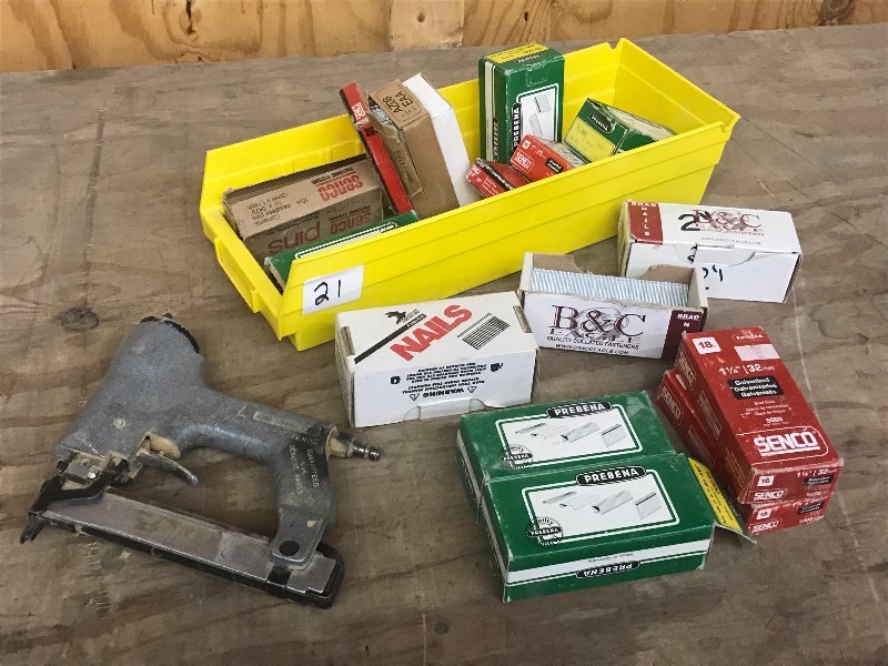 lot 21 image: Senco Pneumatic Brad Nailer With As...