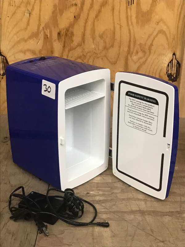 lot 30 image: 115Volt HotCold Food Or Beverage C...