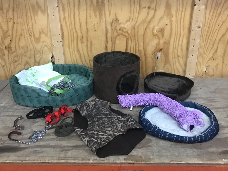 lot 34 image: Lot Of Assorted Pet Beds, Camo Dog ...