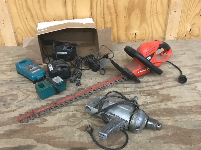 lot 38 image: Lot Of Black & Decker Electric Hed...
