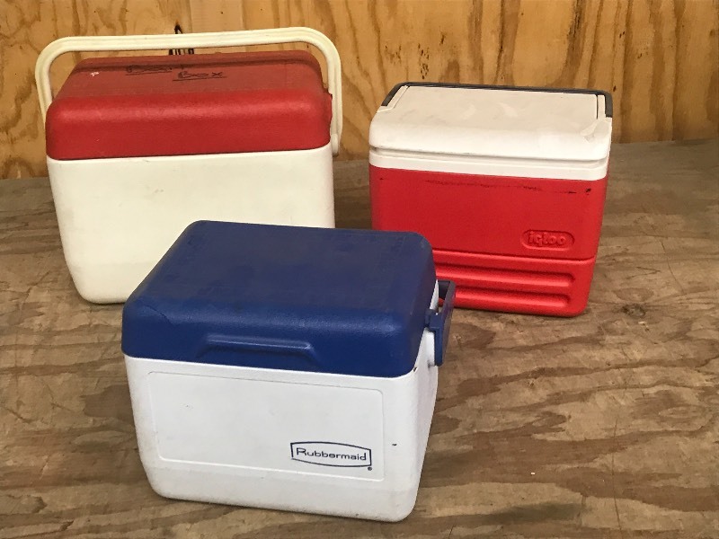 lot 39 image: Lot Of (3) Lunch Coolers ...