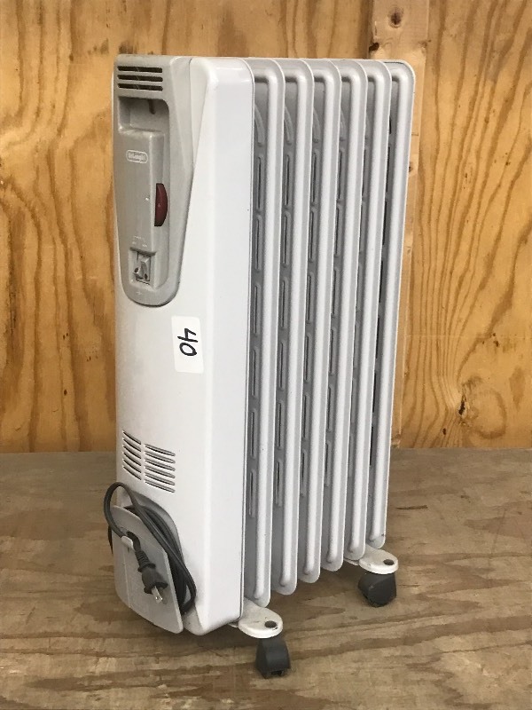 lot 40 image: 115Volt Delonghi Electric Radiant H...