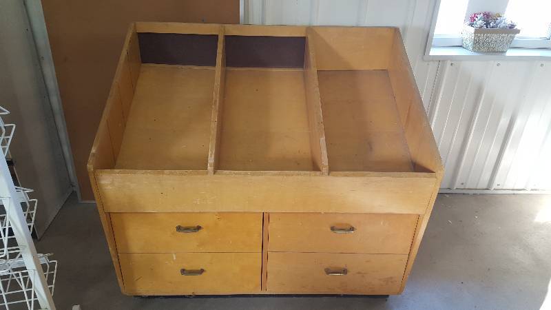 lot 51 image: Store Displays