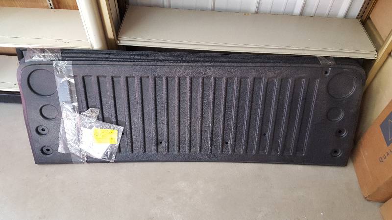 lot 76 image: GMC Tailgate Liner