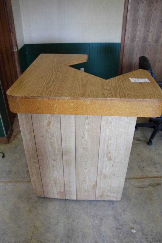 lot 47 image: Rolling Corner Counter Reception Desk