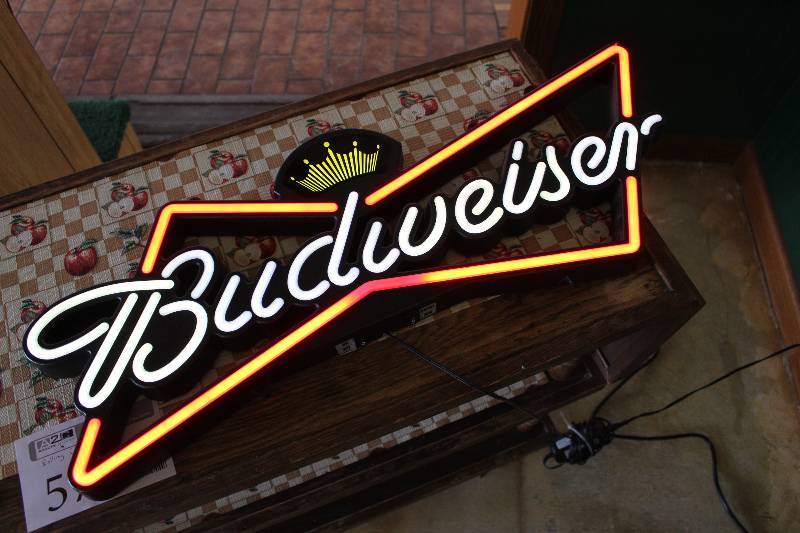 lot 32 image: Budweiser Beer Lighted Sign