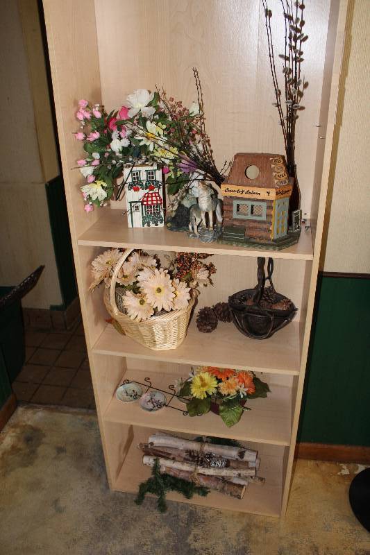 lot 46 image: Table Decorations