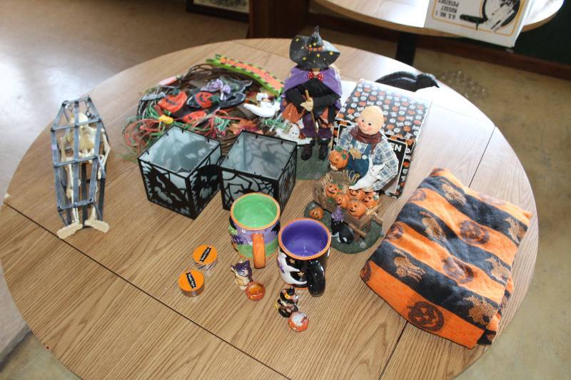 lot 94 image: Halloween Decorations