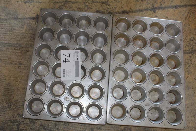lot 74 image: Lot of (2) Cupcake Pans