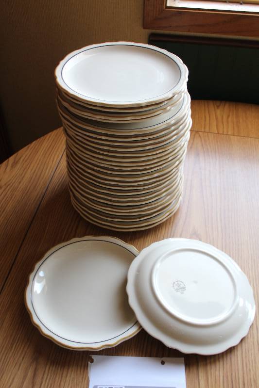 lot 122 image: Lot of (25) Homer Laughlin China 9in. Plates