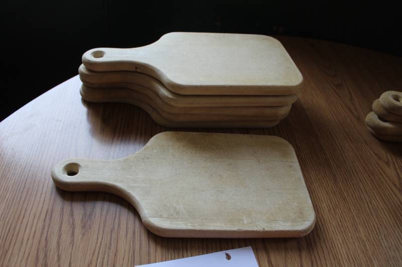 lot 166 image: Lot of (6) 14x7in. Wood Cutting Boards w Handle