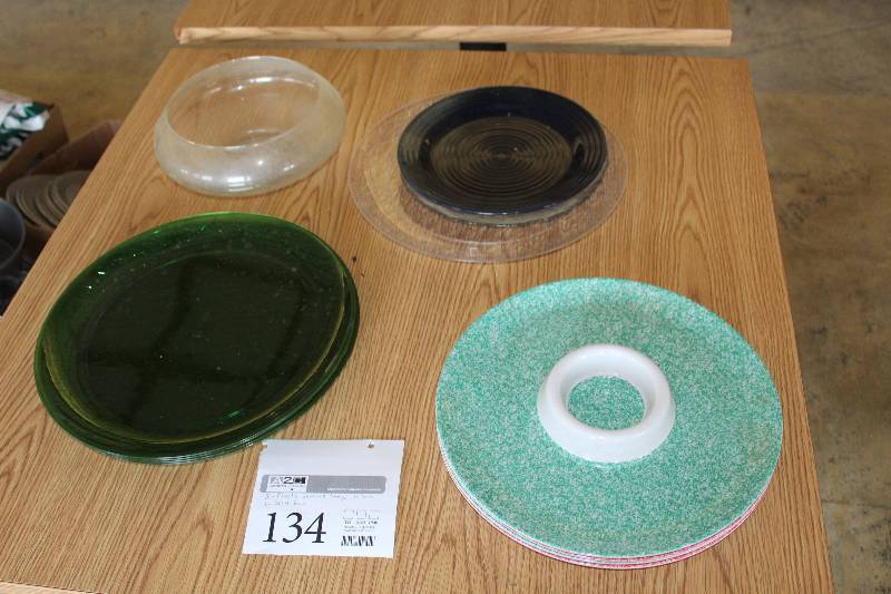 lot 134 image: Lot of (9) Kitchenware - 8) 13in. Plastic Serving Trays, 1) Glass Bowl