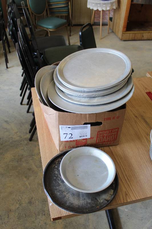 lot 72 image: Lot of (13) Kitchenware - 12) Pizza Trays, 1) Deep Fryer Basket