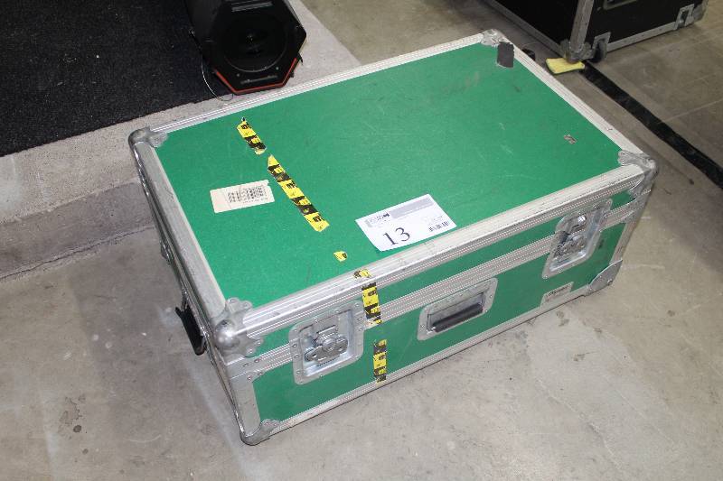 lot 13 image: Outdoor Inflatable Screen w Road Case and Blower