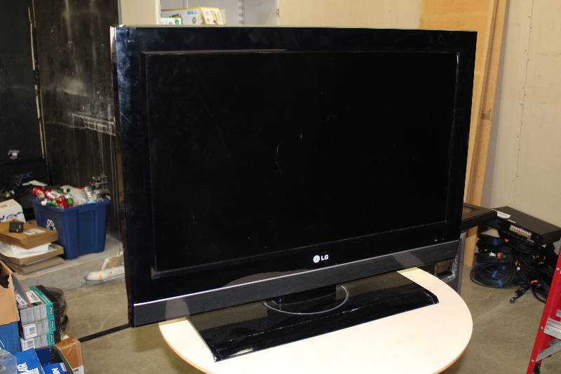 lot 32 image: LG 32LC7DC 32in. TV