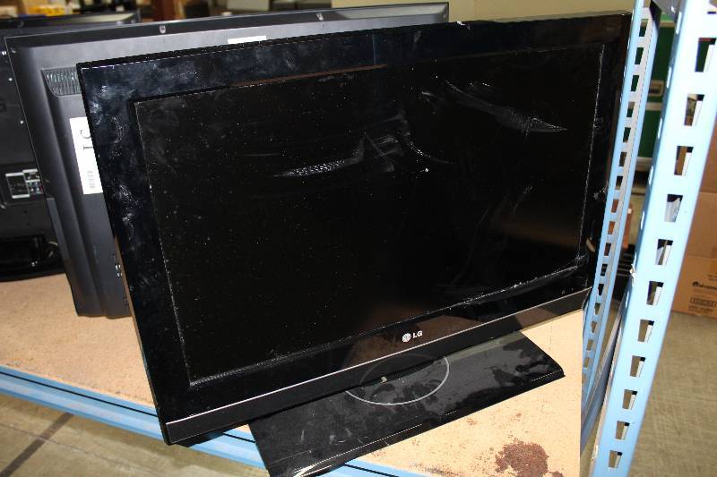 lot 33 image: LG 32LC7DC 32in. TV