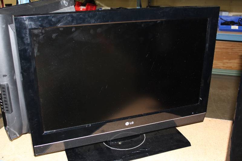 lot 31 image: LG 32LC7DC 32in. TV