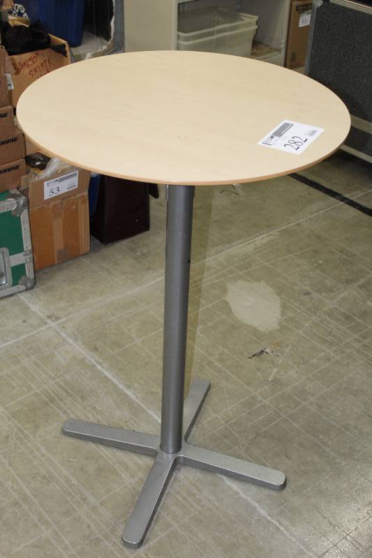 lot 282 image: Table