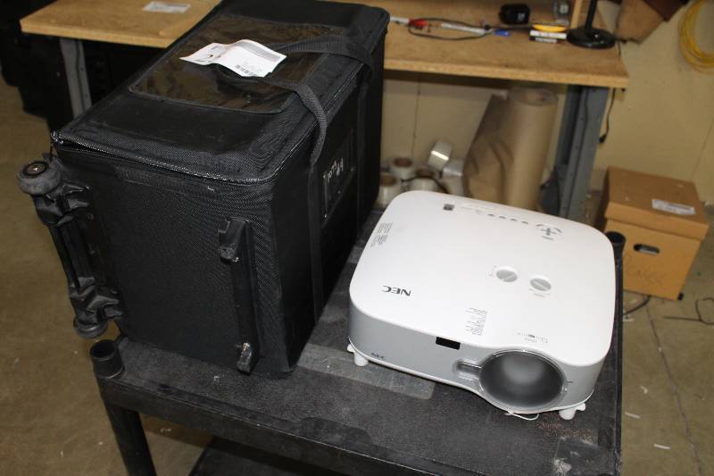lot 25 image: NEC NP3150 Projector w Hard Case