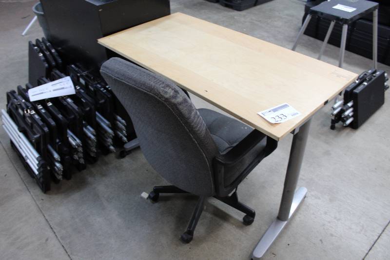 lot 233 image: Desk w Rolling Padded Office Chair