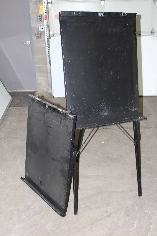 lot 256 image: Lot of (2) Draper DR450 Easels