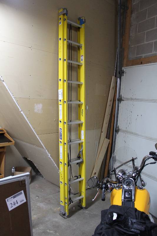 lot 272 image: 20ft. Extension Ladder