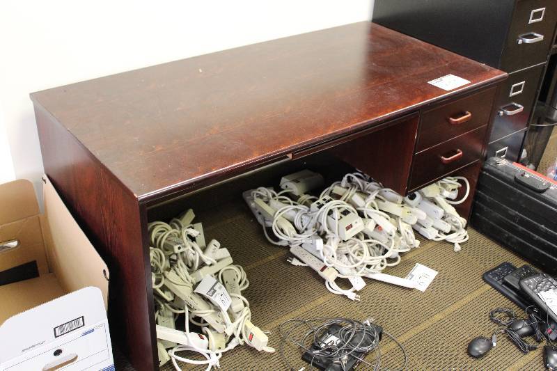 lot 675 image: Desk