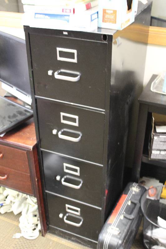 lot 676 image: 4-Drawer Metal File Cabinet