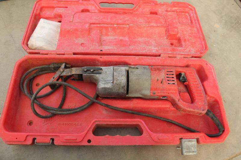 lot 724 image: Milwaukee Tools Heavy Duty Sawzall w Case