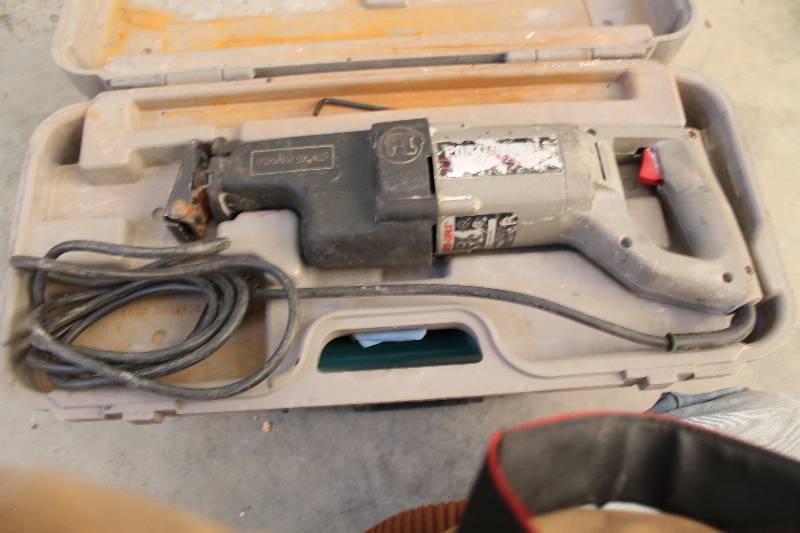 lot 723 image: Porter-Cable Variable Speed Tiger Saw w Case