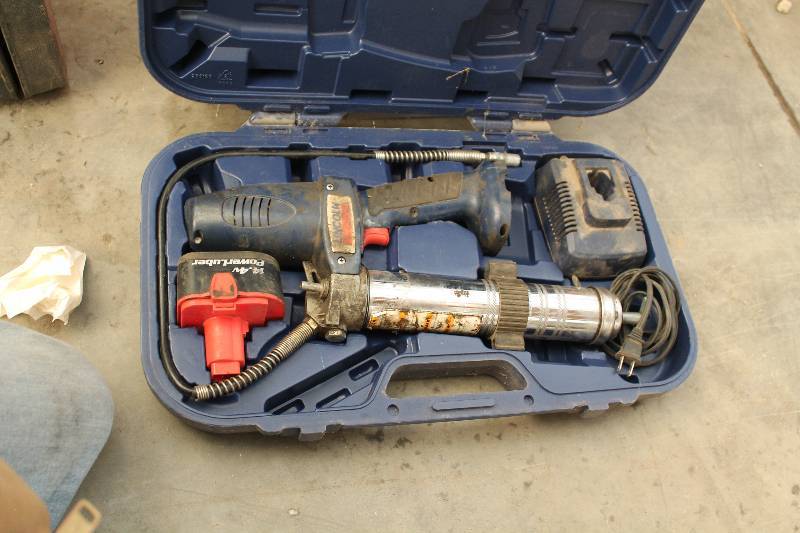lot 769 image: Lincoln 1400 PowerLuber Cordless Grease Gun w Battery, Charger, Manual, Case