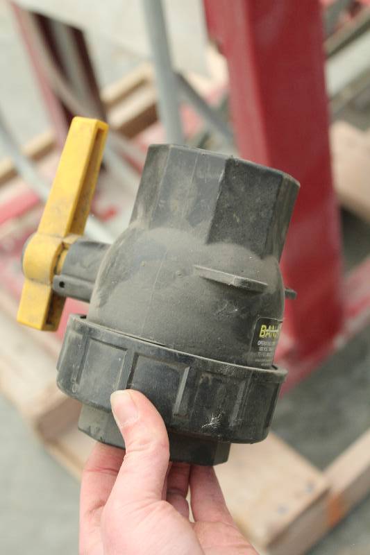 lot 781 image: Lot of (2) Large Valves - Banjo 100 psi