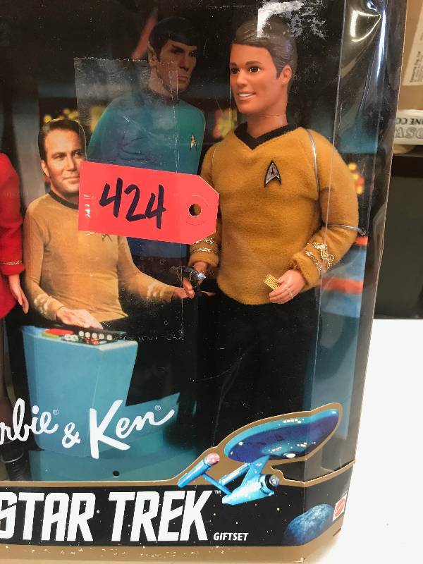 lot 424 image: STAR TREK BARBIE AND KEN SET