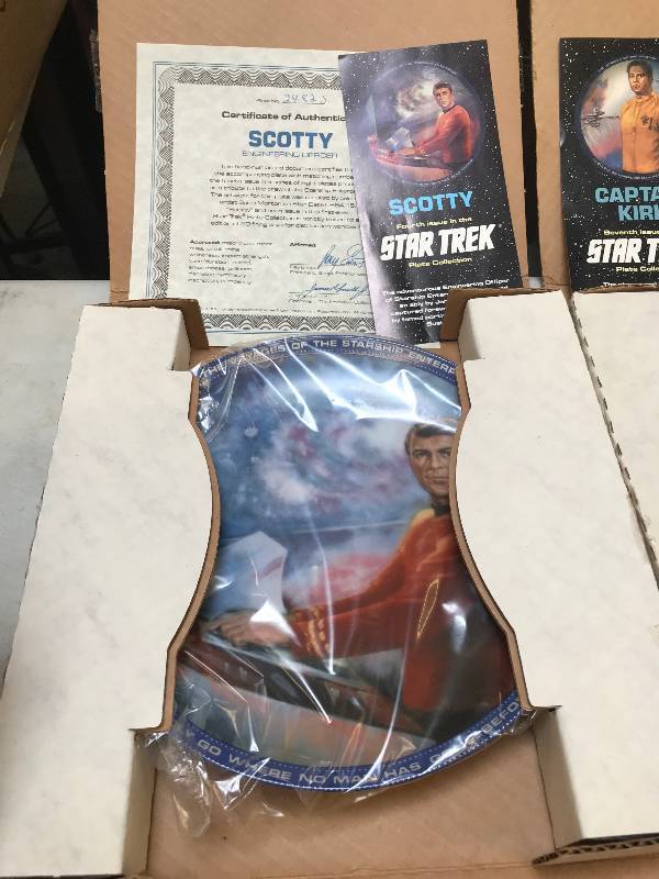lot 429 image: SET OF 8 STAR TREK COLLECTOR PLATES