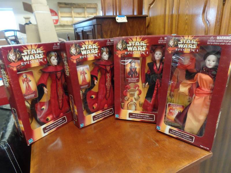 lot 403 image: QUEEN AMIDALA COLLECTION