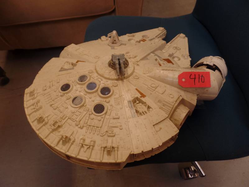 lot 410 image: MILLENNIUM FALCON VEHICLE