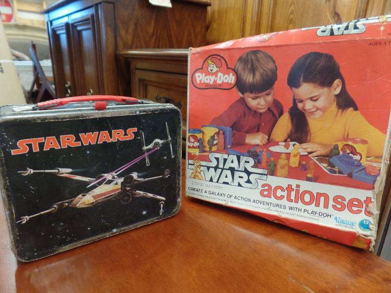 lot 414 image: STAR WARS LUNCH BOX AND PLAY DOH SET