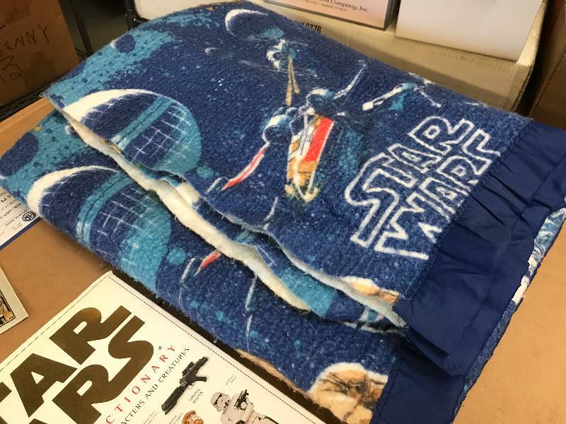 lot 437 image: STAR WARS BLANKET AND BOOKS