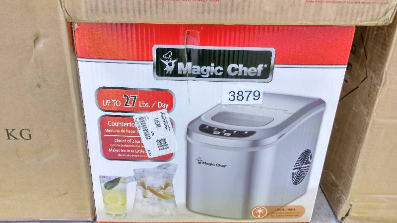 lot 3879 image: Magic Chef Countertop Ice Maker