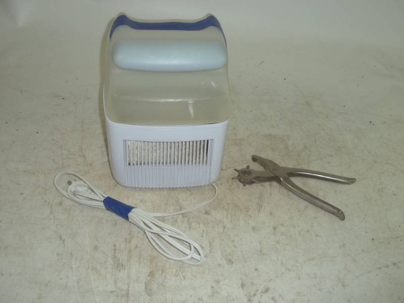 lot 10 image: Vaporizer and hole punch