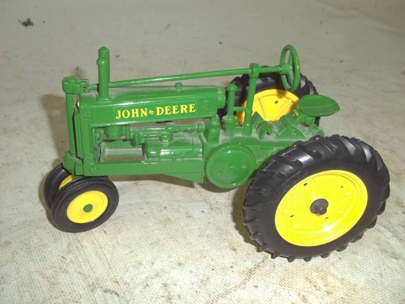 lot 13 image: John Deere toy tractor