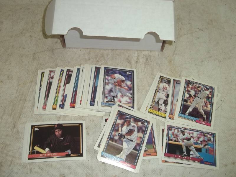 lot 24 image: 385 - 1992 TOPPS Baseball Cards No Doubles