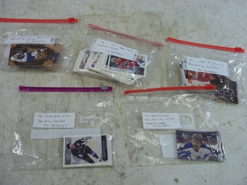 lot 33 image: 207 - Hockey Cards