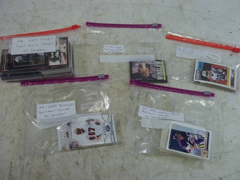 lot 42 image: 220 - Football Cards