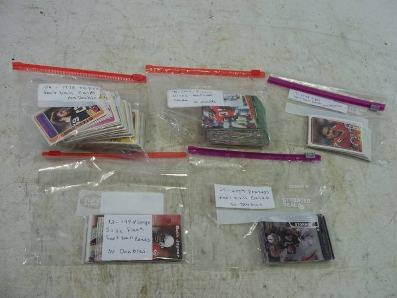 lot 43 image: 250 Football Cards